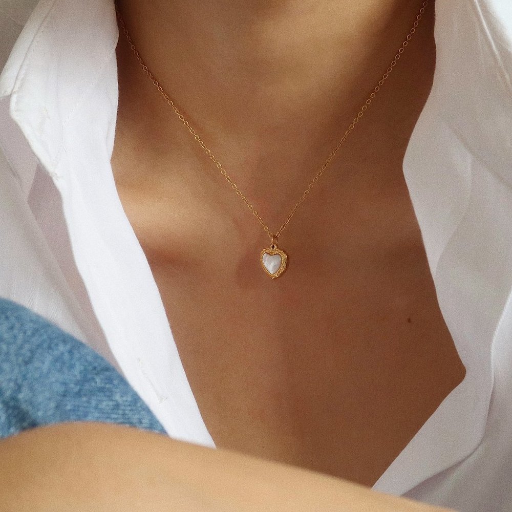 NEW 18K Gold Plated Shell Embossed Heart Love Necklace - Picture 12 of 12